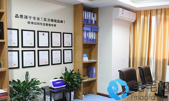 在武汉新生植发的面诊室见到的各种荣誉证书
